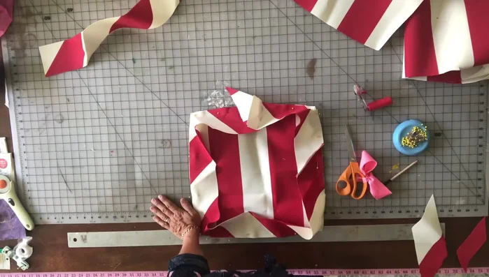 Sew the boxing to the pillow fabric.