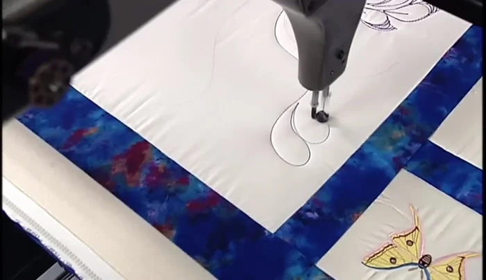 Stitch ribbon feathers: Create curved ribbon shapes, emphasizing the heels (outer curve) and adding feathers in the valleys (inner curve).