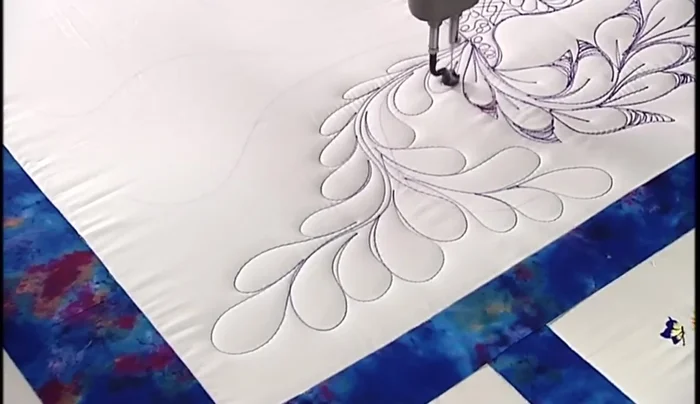 Stitch ribbon feathers: Create curved ribbon shapes, emphasizing the heels (outer curve) and adding feathers in the valleys (inner curve).