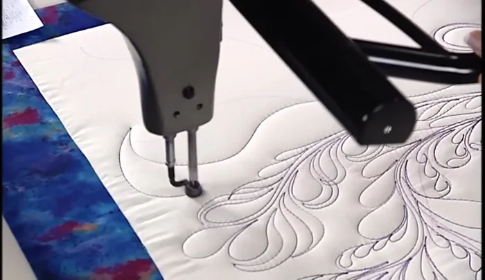 Stitch ribbon feathers: Create curved ribbon shapes, emphasizing the heels (outer curve) and adding feathers in the valleys (inner curve).