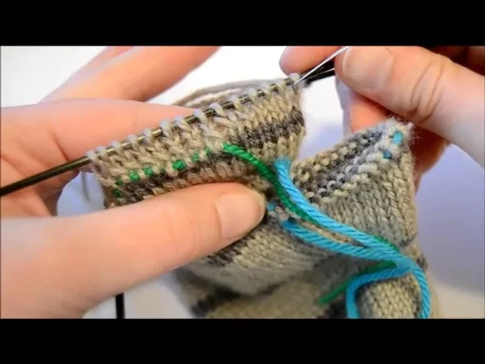 Continue knitting the mitt body: Knit the remaining stitches on the needle according to your pattern.
