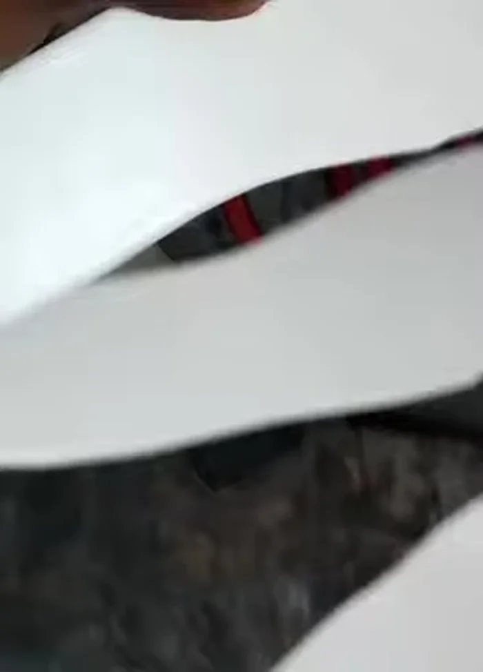 Finish the edges of the leather.