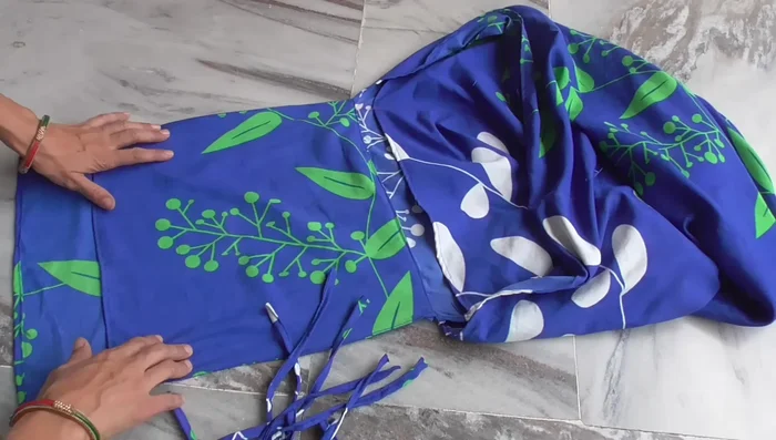 Attach strings to the top of the bag and to the top of the pockets for closure.