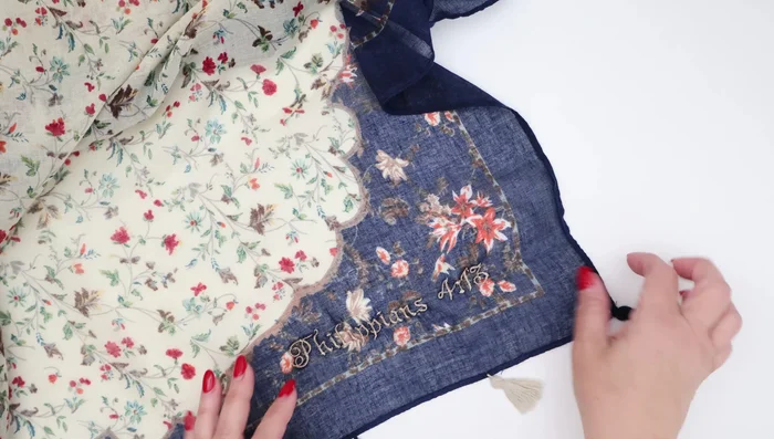 Finishing touches: Trim excess threads from both the front and back of the scarf. Press gently to achieve a flat finish.