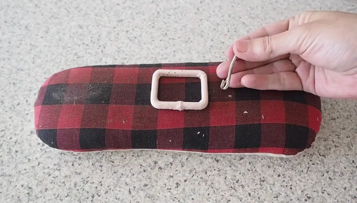 Add hook: Attach the buckle hook using pliers.