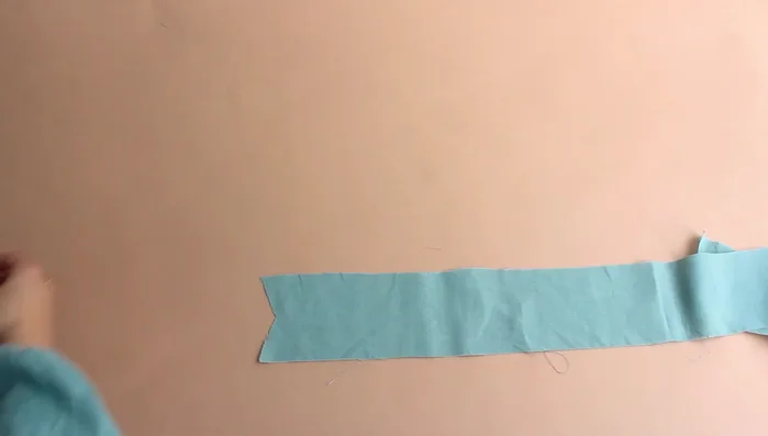 Stitch the left side of the waistband normally and on the right side make two caps approximately two centimeters wide