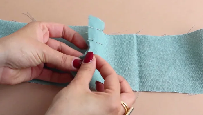 Stitch the left side of the waistband normally and on the right side make two caps approximately two centimeters wide