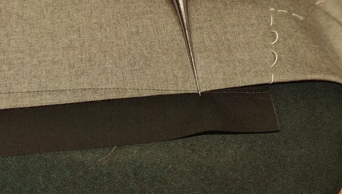 Finish the dart stitching to the end; lock the stitch with several cm of sewing. Don't backtack.