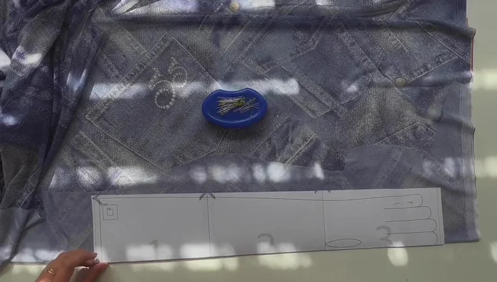 Cut out the fabric segments between the fingers, curving the cuts to accommodate the shape of the fingertips.