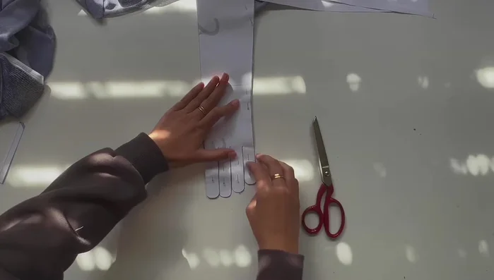 Cut out the fabric segments between the fingers, curving the cuts to accommodate the shape of the fingertips.