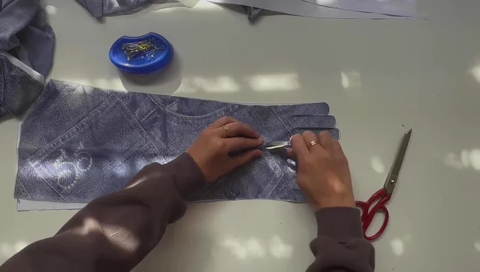 Cut out the fabric segments between the fingers, curving the cuts to accommodate the shape of the fingertips.