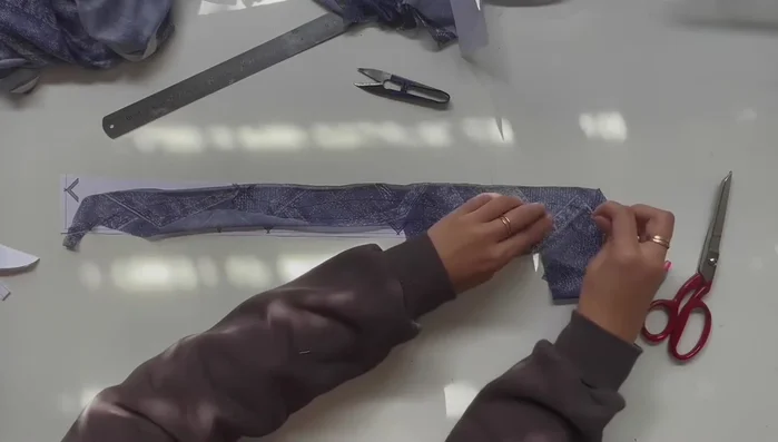 Cut out the fabric segments between the fingers, curving the cuts to accommodate the shape of the fingertips.