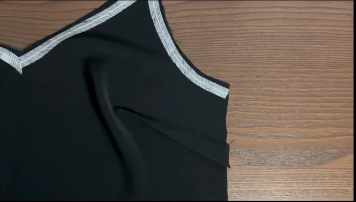 Press the darts down; the dart's edge should be pressed with the right hand. It is recommended to cut 3 millimeters from the face and upper edges for a better fit.