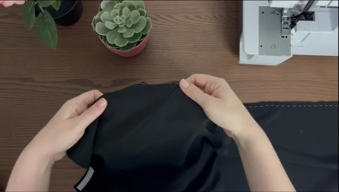 Sew together side seams using a French seam. First, with wrong sides together, pin or baste the corresponding pieces. Using a straight stitch, sew a seam at a four-millimeter seam allowance. Cut extra threads and press the seam allowance to one side.