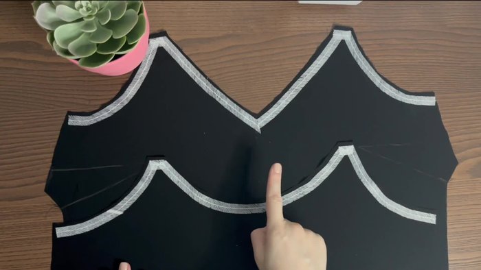 Press the darts down; the dart's edge should be pressed with the right hand. It is recommended to cut 3 millimeters from the face and upper edges for a better fit.