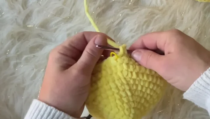 Rounds 16-24: Repeat color changes (yellow, black, yellow) for three rounds each.