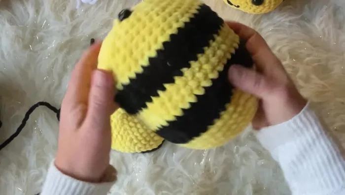 Rounds 16-24: Repeat color changes (yellow, black, yellow) for three rounds each.