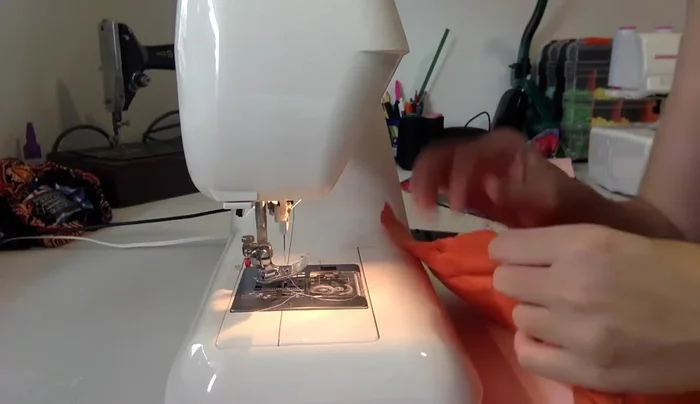 Overlock lining seams: Overlock the side seams of the lining.