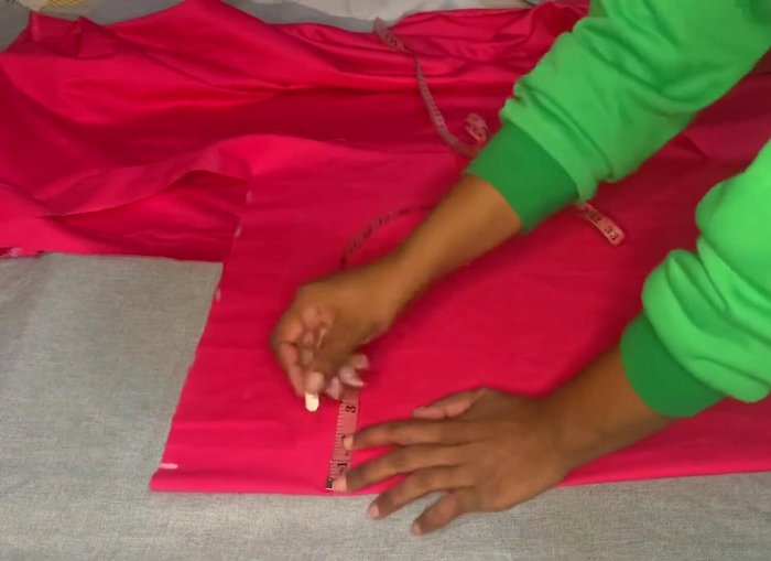 Use the front pattern to trace the back pattern. From the hip line to the hemline, mark 0.5 inches for sewing allowance. From the waistline to the hip line, lift 1 inch for the zipper.