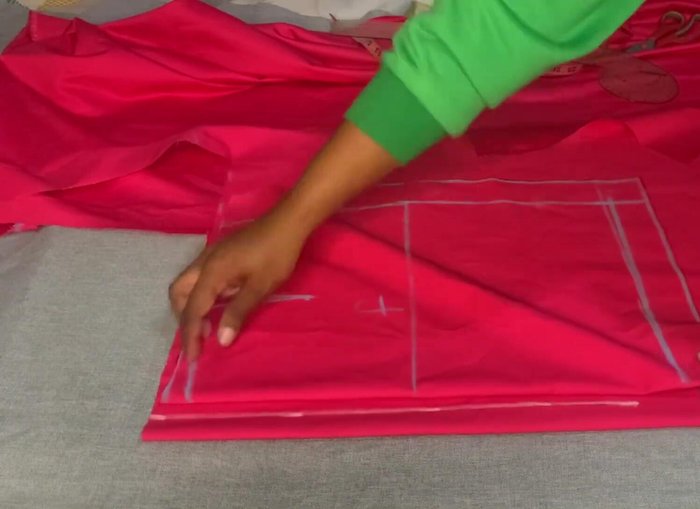 Use the front pattern to trace the back pattern. From the hip line to the hemline, mark 0.5 inches for sewing allowance. From the waistline to the hip line, lift 1 inch for the zipper.