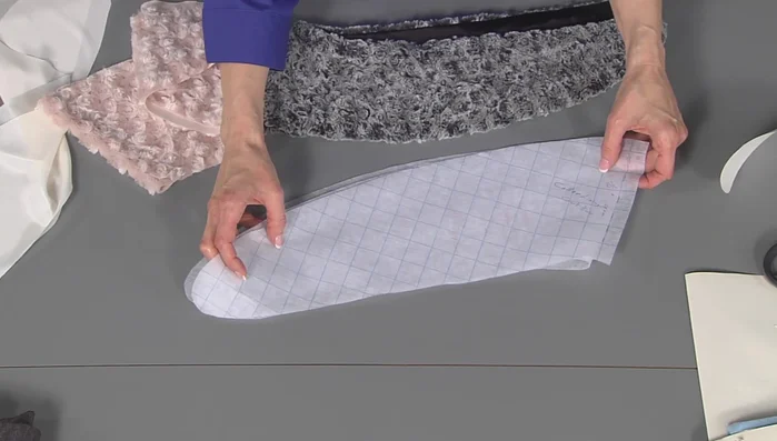 Cut out the collar pattern from your chosen fluffy fabric and the lining pattern from a lining fabric.