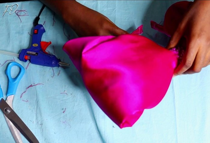 Cover headband edges (optional): Cover the edges of the headband with velvet ribbon for a professional finish.