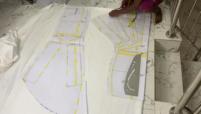 Cut out fabric pieces based on the modified patterns. Only add a 0.5-inch allowance to the waistline for joining the upper and lower parts. Label all pieces clearly.