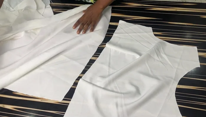 Join the upper and lower parts of the front and back pieces using a 0.5-inch seam allowance.