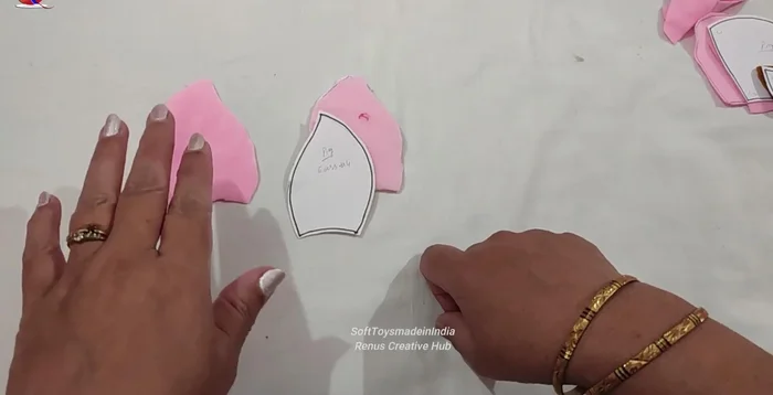 Place the pattern on the felt and cut out the pieces.