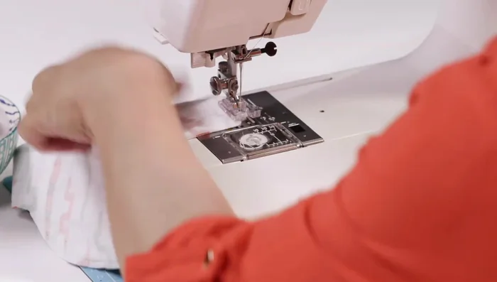 Clip curves: Clip the fabric at the curves to allow for easier turning.