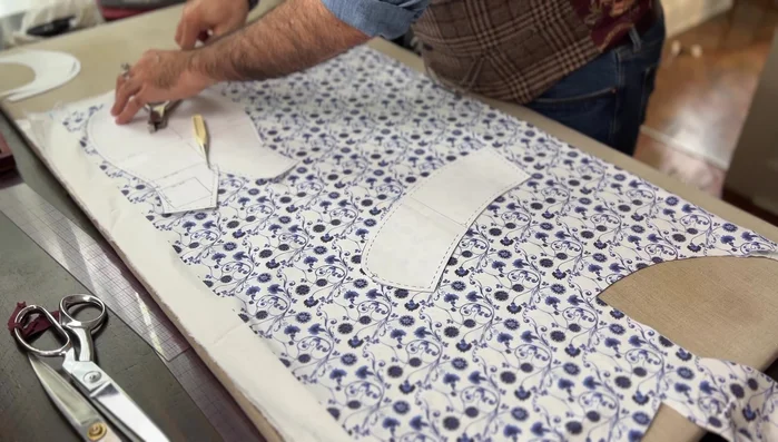 Prepare the bill: Cut out two bill pieces from heavy craft felt. The pattern should have seam allowances removed, and the inner edge should be scooped out for shaping.