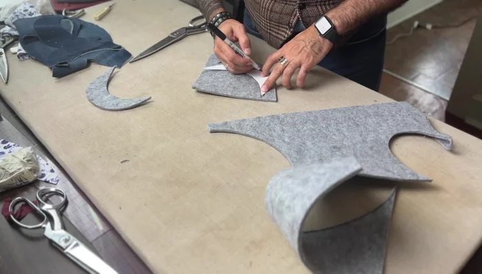 Prepare the bill: Cut out two bill pieces from heavy craft felt. The pattern should have seam allowances removed, and the inner edge should be scooped out for shaping.