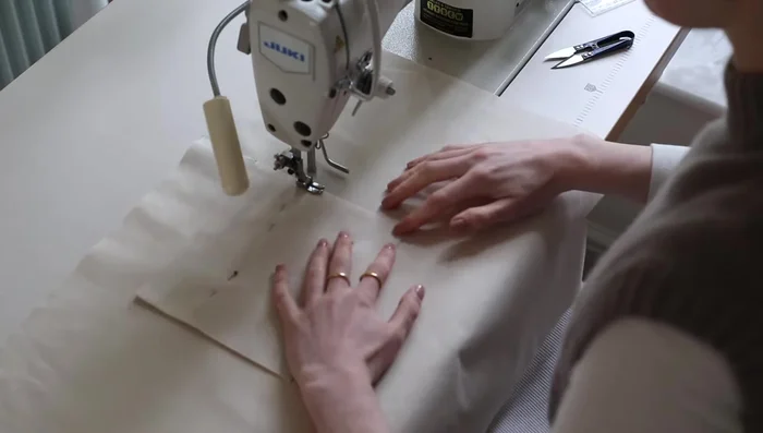 Sew the side and bottom seams of the lining pieces, leaving a gap for turning. Fold out the bottom corners and stitch across.