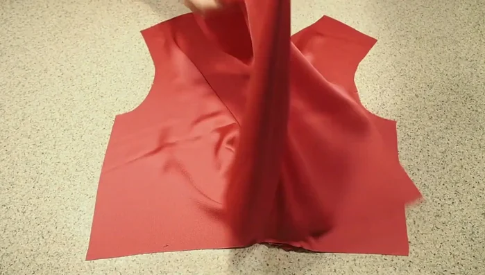 Join the front and back: Sew the shoulder seams, finish the raw edges with an overlocker, and press the seams open.