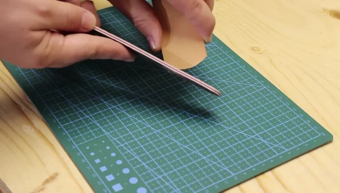 Prepare the thread and needle: Use a long piece of waxed nylon thread (although shorter pieces are recommended for efficiency) and thread it through the needle.