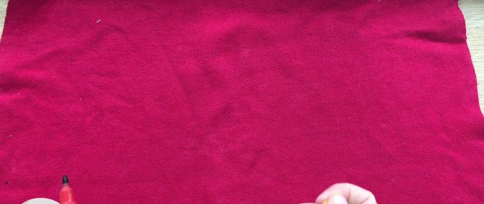 Prepare the fabric: Cut a large semicircle from red fabric (an old jumper works great!). Use a string and pen to help create the semicircle if you don't have a large enough template.