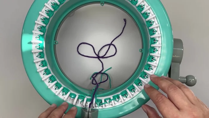 Knit a tube approximately 42-45 centimeters (17-18 inches) long. (For this tutorial, 85 rows).