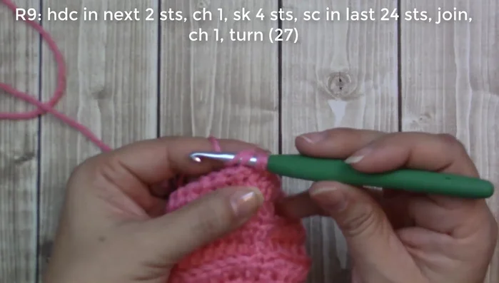 Round 9: Thumb part - 2 half double crochets in the first 2 stitches, chain 1, skip 4 stitches, half double crochet in the next stitch, then half double crochet in the remaining stitches.
