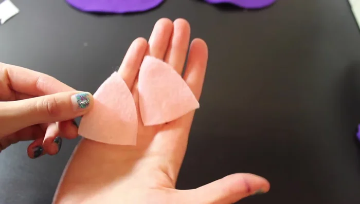 Pin the felt details to the front of the fabric.