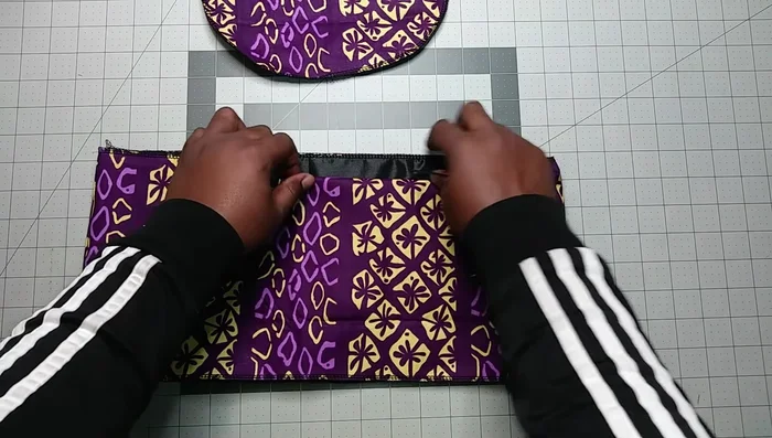 Close the gap: Fold the fabric edge over the elastic and sew all around, leaving a small opening for adjustment.