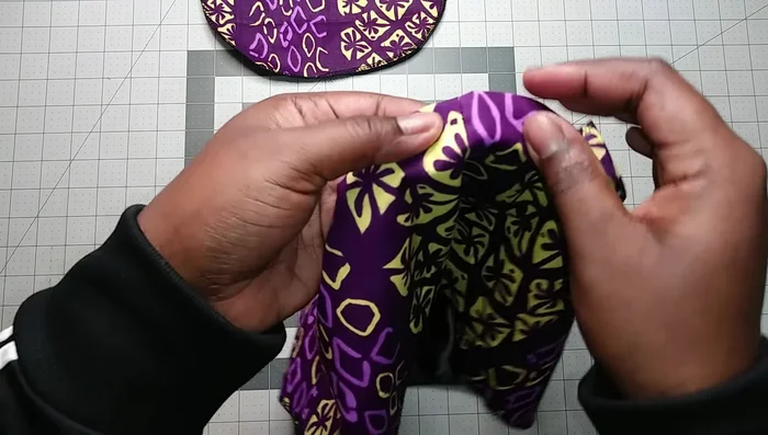 Close the gap: Fold the fabric edge over the elastic and sew all around, leaving a small opening for adjustment.