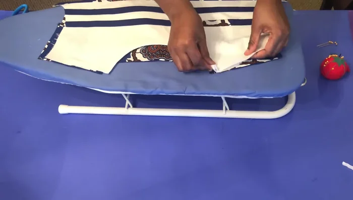 Join the right shoulders of the back pieces, leaving the left side for the zipper.