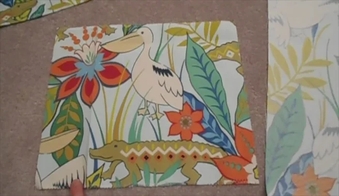 Zigzag or serge the bottom and top edges of each panel to prevent fraying. Do the same for the longer back panel.