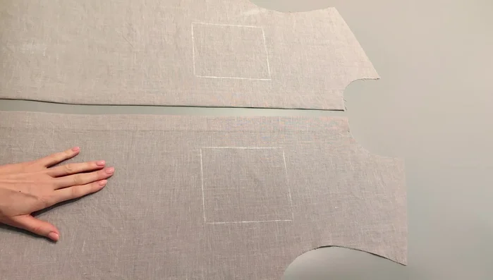 Attach the pockets: Mark the pocket positions on the front pieces. Stitch the pockets in place with two lines of stitching (1mm and 5mm from the edge).