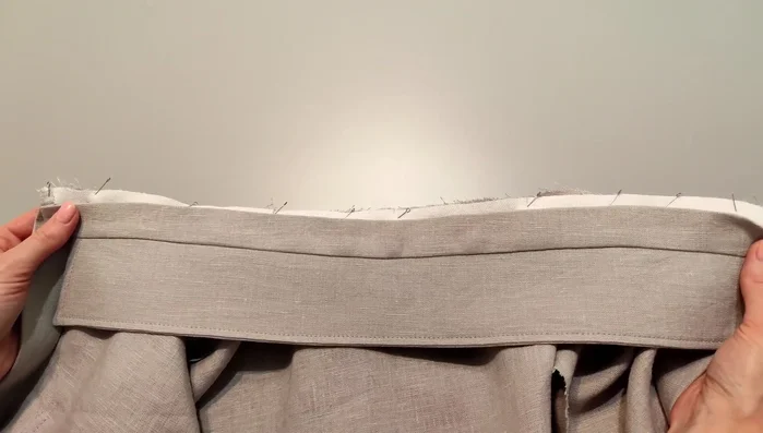 Top stitch the collar: Pin and top stitch the pressed seam allowances of the second stand from the front side at 1mm from the edge, continuing the stitch along the perimeter of the stand.