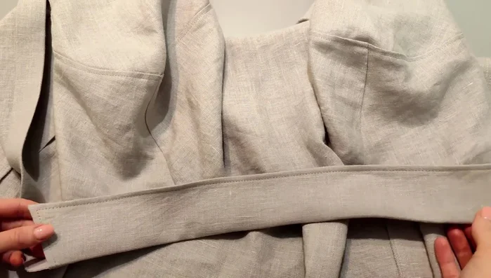 Attach buttons and buttonholes: Press the collar along the fold line. Mark the buttonholes and button positions. Make buttonholes and sew on the buttons.