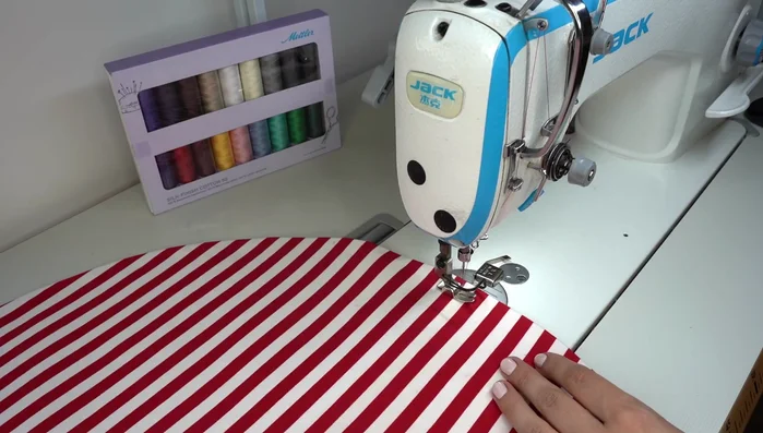 Create additional seams around the brim, spaced 1.5cm apart.