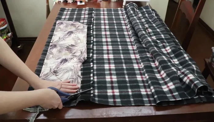 Cut the front pieces, adding extra fabric (10cm) for the wrap-around and 1cm seam allowance for the rest.