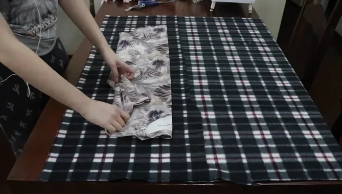 Cut the front pieces, adding extra fabric (10cm) for the wrap-around and 1cm seam allowance for the rest.