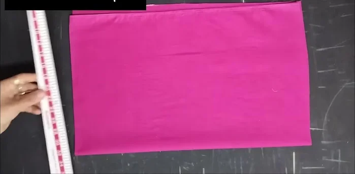 Cut and remove the border part of the fabric.